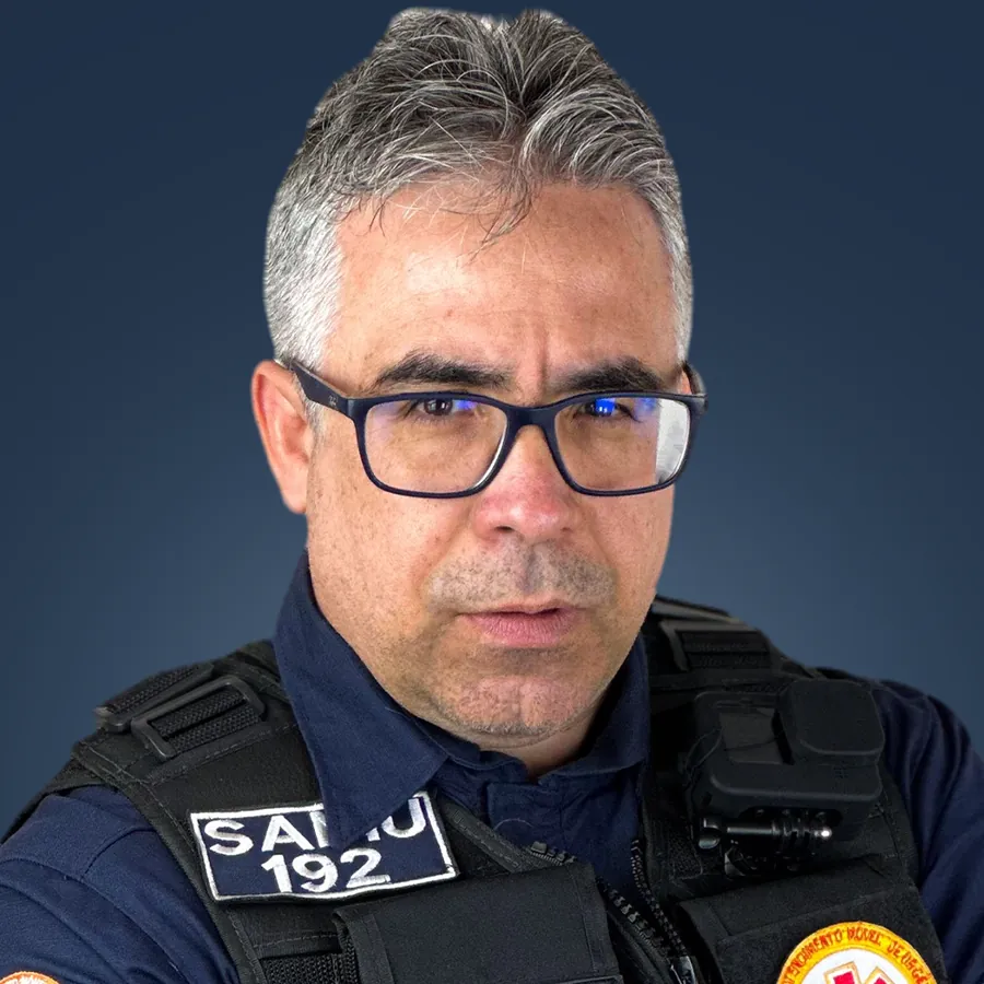Dr. Marvin Olazabal, médico emergencista, com o uniforme do SAMU 192